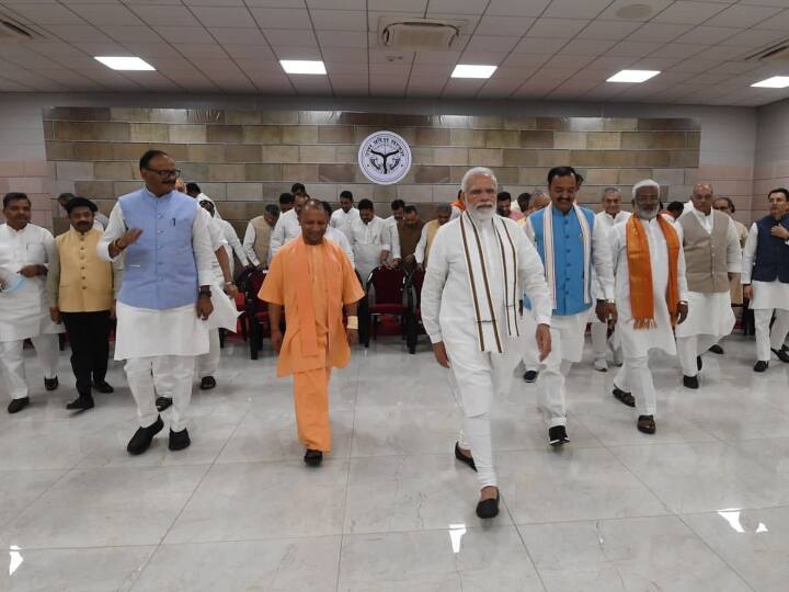 उन्होंने सरकार के कामकाज में पारदर्शिता की जरूरत पर भी जोर दिया. रात्रिभोज में मुख्यमंत्री योगी आदित्यनाथ (Yogi Adiayanath) के आवास पर मंत्रिपरिषद को पीएम मोदी ने संबोधित भी किया.