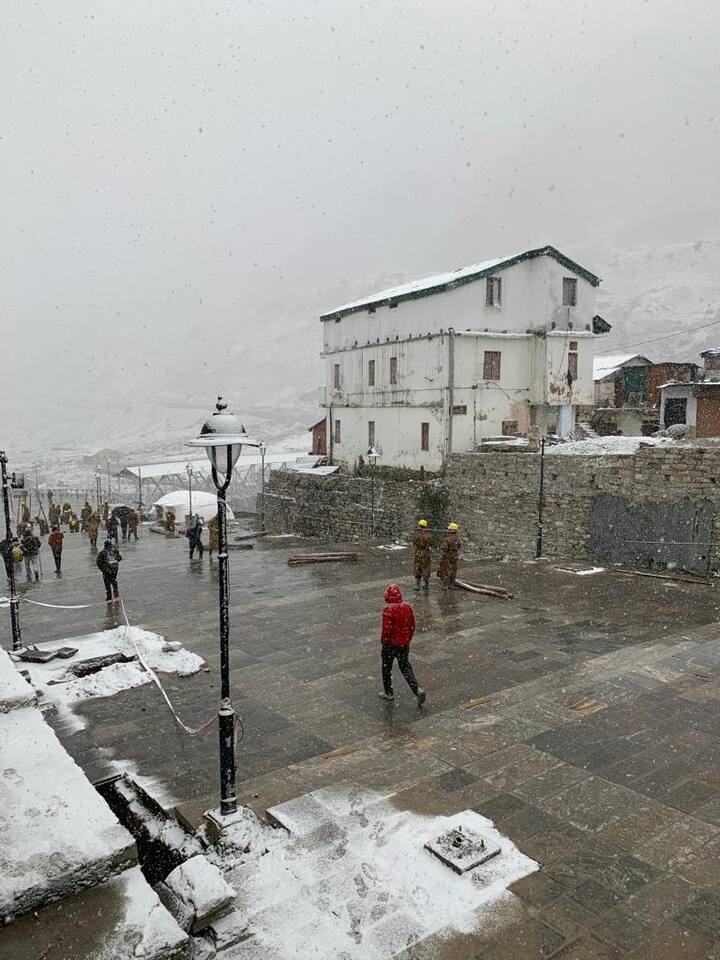 অক্ষয় তৃতীয়ার পর থেকেই শিবক্ষেত্রে এখন তীর্থযাত্রীদের ঢল। বরফ ঘেরা পাহাড়ে নেমে এসেছে ঘন কালো মেঘ।