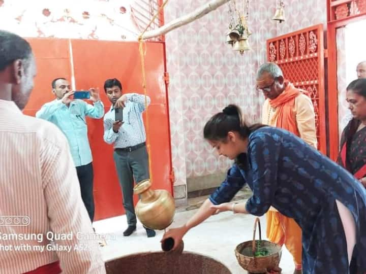 IAS Inayat Khan Afsar Bitiya Bihar Araria DM performed Jalabhishek on Shivling PM Modi has also praised ann अफसर बिटिया: अररिया की डीएम इनायत खान ने शिवलिंग पर किया जलाभिषेक फिर क्षेत्र का दौरा, PM मोदी कर चुके हैं तारीफ