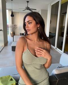 Esha Gupta Photos: ईशा गुप्ता के कातिलाना पोज ने बजाई फैंस के दिलों की घंटी, सिजलिंग ड्रेस में लग रहीं कमाल