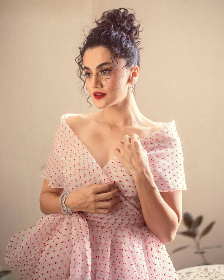 ਇਸ ਖੂਬਸੂਰਤ ਆਉਟਫਿੱਟ ਨਾਲ ਆਪਣੀ ਲੁੱਕ ਨੂੰ ਪੂਰਾ ਕਰਨ ਲਈ ਤਾਪਸੀ ਨੇ ਵਾਲਾਂ ਦਾ ਮੈਸੀ ਬਨ ਬਣਾਇਆ। ਇਸ ਦੇ ਨਾਲ ਹੀ ਵਾਈਨ ਕਲਰ ਦੀ ਲਿਪਸਟਿਕ ਨੇ ਉਸ ਦੇ ਲੁੱਕ 'ਚ ਹੋਰ ਵਾਧਾ ਕੀਤਾ।