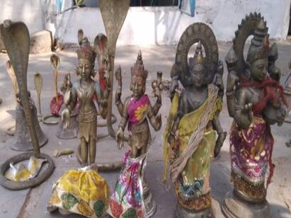 Uttar Pradesh Thieves returned stealing temple idols after having nightmares தூங்குனா கெட்ட கெட்ட கனவு வருது... பயந்துபோய் திருடிய சிலைகளை திருப்பிக் கொடுத்த திருடர்கள்...!