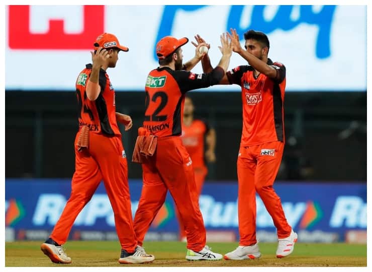 IPL 2022 Sunrisers Hyderabad beat Mumbai to register sixth win of the season, keep playoff hopes alive MI vs SRH: काम नहीं आई टिम डेविड की तूफानी बल्लेबाजी, मुंबई को हराकर हैदराबाद ने प्लेऑफ में पहुंचने की उम्मीदें जिंदा रखीं