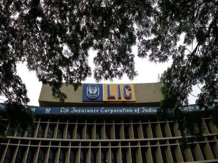 LIC shares listed in Share market at a rate much lower than its issue price at Rs 872 LIC Listing: குறைந்த விலையில் பங்குச்சந்தையில் லிஸ்ட்டான எல்.ஐ.சி நிறுவனத்தின் பங்குகள்.. அதிர்ச்சியில் முதலீட்டாளர்கள்..