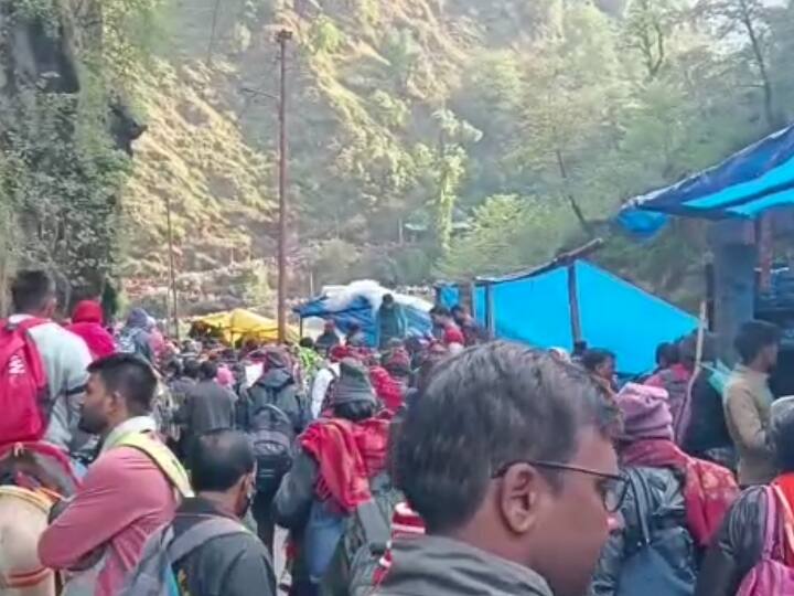 Char Dham Yatra 2022 The boulder fell in Gaurikund on Kedarnath walk ANN Char Dham Yatra 2022: गौरीकुंड में बोल्डर गिरने से करीब दस हजार तीर्थयात्री फंसे, तीन घंटे की मशक्कत के बाद हटाया गया पत्थर