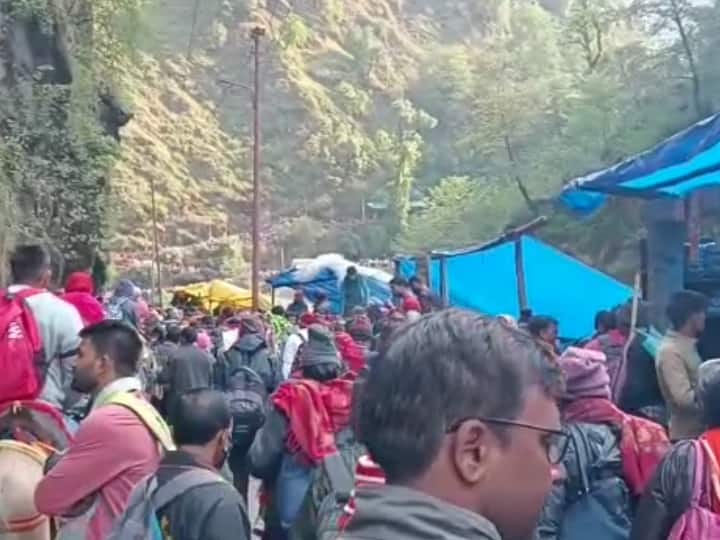 Char Dham Yatra 2022: गौरीकुंड में बोल्डर गिरने से करीब दस हजार तीर्थयात्री फंसे, तीन घंटे की मशक्कत के बाद हटाया गया पत्थर Char Dham Yatra 2022 The boulder fell in Gaurikund on Kedarnath walk ANN Char Dham Yatra 2022: गौरीकुंड में बोल्डर गिरने से करीब दस हजार तीर्थयात्री फंसे, तीन घंटे की मशक्कत के बाद हटाया गया पत्थर