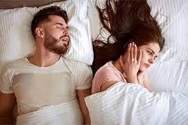 Reduce Snoring: ક્યારેક નસકોરાંને કારણે ઊંઘ નથી આવતી. કેટલાક લોકોના નસકોરાનો અવાજ એટલો મોટો હોય છે કે પરિવારના અન્ય લોકો સૂઈ શકતા નથી. અહીં જાણીએ આ સમસ્યાના  ઉપાય.