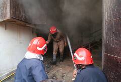 In Pics: दिल्ली के अशोक विहार इलाके में बैंक्वेट हॉल में लगी आग, एक शख्स की अस्पताल में मौत