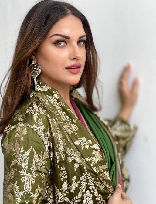 ਸਾੜੀ 'ਚ ਹਿਮਾਂਸ਼ੀ ਦੇ ਕਾਤਲਾਨਾ ਪੋਜ਼