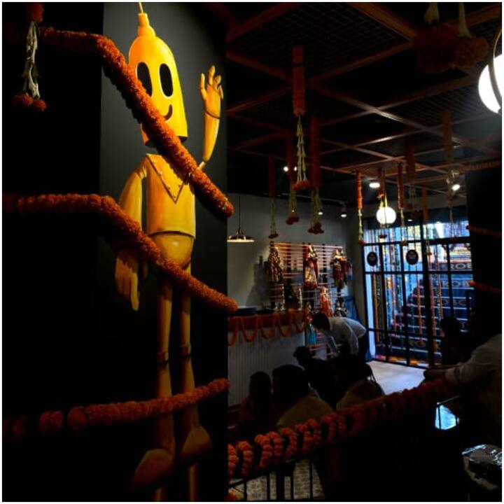 नोएडा के सेक्टर 104 में खुले इस रेस्टोरेंट का नाम द येलो हाउस है. जहां रोबोट आपको वेटर की भूमिका निभाते नजर आएंगे. फिलहाल रेस्टोरेंट में 2 रोबोट वेटर बने हुए है. इसके साथ ही बाकी समान्य वेटर भी वहां काम कर रहे है. इन रोबोट्स की जानकारी देते हुए रेस्टोरेंट के मालिक जिशु बंसल बताते है कि, उनकी काफी इच्छा थी की वो एक ऐसा रेस्टोरेंट खोले जिसमें नई तकनीक का इस्तेमाल होता हो.