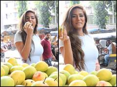 Poonam Pandey:  गर्मा के मौसम में आम खरीदने निकलीं पूनम पांडे, सामने आईं ये तस्वीरें