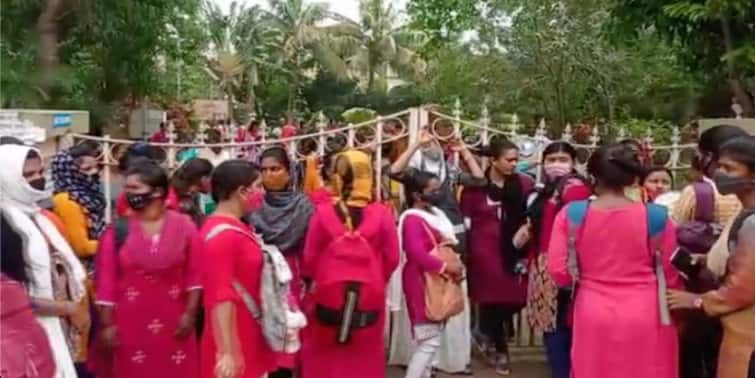 Birbhum : Students gheraoed Principal and other teachers on demand of online examination at college of Bolpur Bolpur : অনলাইন পরীক্ষার দাবি, বোলপুরের কলেজে অধ্যক্ষ-সহ শিক্ষক-শিক্ষিকাদের ঘেরাও পড়ুয়াদের