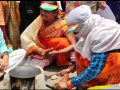Mahoba News: महंगाई के खिलाफ महिला कांग्रेस का अनोखा प्रदर्शन, बीच सड़क पर बैठ चूल्हे पर बनाई रोटी
