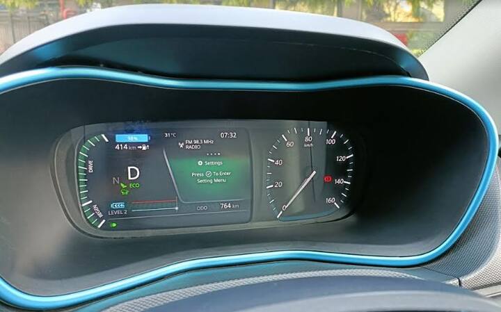 আগের থেকে অনেক বড় ব্যাটারি প্যাক এসেছে নেক্সন ইভি ম্যাক্সে। এখন 40.5 kWh-এর ব্যাটারি পায় এই গাড়ি। যার ফলে 143PS/250Nm এর সঙ্গে 437km এর রেঞ্জ দাবি করে এই ইভি।