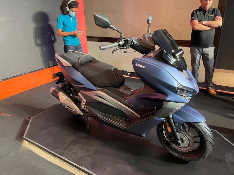 Keeway unveils India’s most affordable V-twin cruiser and other two scooters: K-Light 250V, Vieste 300 and Sixties 300i Keeway એ ભારતમાં V-twin cruiser અને બે સ્કૂટર્સ રજૂ કર્યા, જાણો દરેકની ખાસિયત