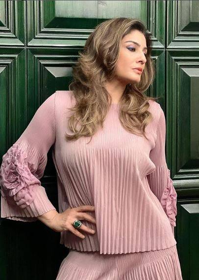 सोमवार को एक ट्विटर यूजर ने रवीना के उस ट्वीट का जवाब दिया, जिसमें उन्होंने कहा था कि सभी भारतीय 'किसी की भी पूजा करने' के लिए स्वतंत्र हैं. उनके ट्वीट में लिखा था, 