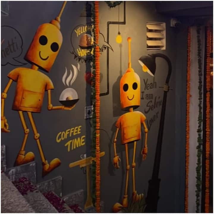 रेस्टोरेंट में वेटर की भूमिका निभा रहे रोबोट्स कि जानकारी देते हुए जिशु ने बताया की, इन दोनों को आर्टिफिशियल इंटेलिजेंस की तकनीक से बनाया गया है, और ये पूरी तरह मेड इन इंडिया है, उन्होंने बताया खाना परोसने वाले इन रोबोट्स में डाटा कोडिंग की जाती है.