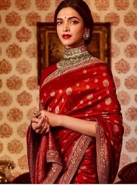 दीपिका अपने वेडिंग रिसेप्शन में भी सिल्क की गोल्डन साड़ी में नजर आई थीं. साड़ी में पोज देते हुए वह बेहद रॉयल अंदाज में नजर आई थीं.