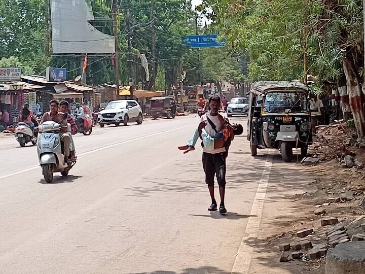 Chhattisgarh: बच्चे की मदद के लिए पिता बना भिखारी, DM से लेकर CM तक से लगा चुका है मदद की गुहार