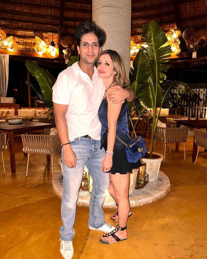 हाल ही में सुज़ैन ने अपने इंस्टाग्राम पर अर्सलान के साथ एक कोज़ी तस्वीर शेयर की है जिसमें वो उनके गले लगती दिख रही हैं. फोटो में सुज़ैन ने ब्लू कलर की ड्रेस पहनी तो जिसमें वो प्यारी लग रही हैं तो वहीं व्हाइट शर्ट और ब्लू जींस में अर्सलान स्मार्ट लग रहे हैं.