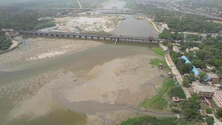 दिल्ली को लगभग 1,200 एमजीडी पानी की आवश्यकता होती है, जबकि डीजेबी लगभग 950 एमजीडी की आपूर्ति करता है. सरकार ने जून 2023 तक जलापूर्ति को बढ़ाकर 1,180 एमजीडी करने का लक्ष्य रखा है.