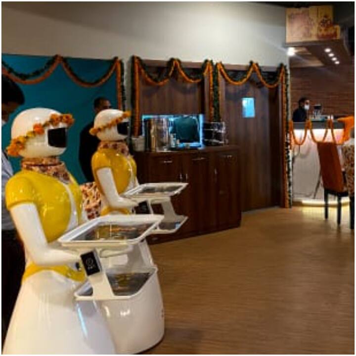 जिसके जरिए इनके अंदर हर टेबल का डाटा फीड है, इसलिए जैसे ही रेस्टोरेंट में कोई टेबल नंबर फलता है ये उसी टेबल पर पहुंच कर खाना परोसने का काम करते है. टेबल नंबर डालने का काम या तो फोन या टैबलेट से किया जाता है.