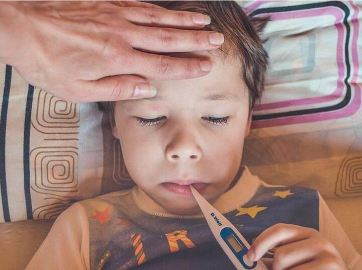 Viral Fever In Kids How To Cure Fever In Kids Corona Symptoms In Kids How To Cure Fever Naturally Fever in Kids: बुखार आने पर बच्चे का ऐसा रखें रुटीन, बहुत जल्दी होगी रिकवरी