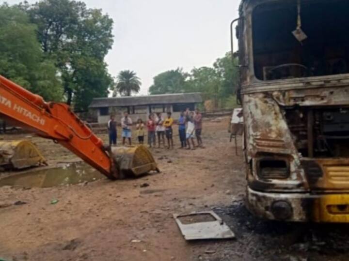 Chhattisgarh Maharashtra border naxalite burn five vehicles give threat to stop work ANN Chhattisgarh News: छत्तीसगढ़-महाराष्ट्र सीमा पर नक्सलियों का तांडव, सड़क निर्माण में लगे पांच वाहन फूंके