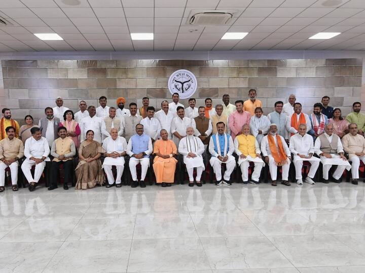 PM Modi in Lucknow: प्रधानमंत्री नरेंद्र मोदी (Narendra Modi) ने सोमवार को यूपी के मंत्रियों से सुशासन पर ध्यान देने और जमीनी स्तर पर लोगों से जुड़े रहने की सलाह दी.