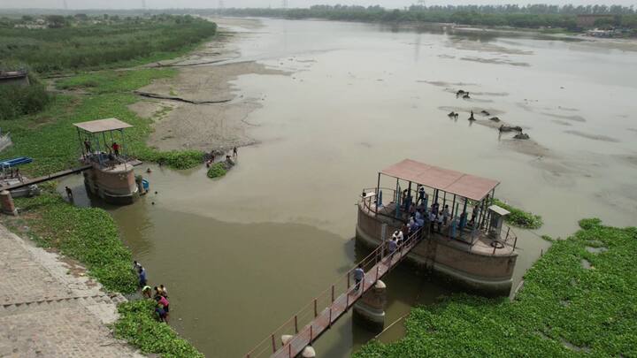 हरियाणा दो नहरों - सीएलसी और डीएसबी - और यमुना के माध्यम से दिल्ली को एक दिन में कुल 610 मिलियन गैलन (एमजीडी) पानी की आपूर्ति करता है. सीएलसी और डीएसबी को मुनक नहर और भाखड़ा ब्यास प्रबंधन बोर्ड के माध्यम से हथिनी कुंड से पानी की आपूर्ति की जाती है. इसके अलावा, दिल्ली को ऊपरी गंगा नहर के माध्यम से उत्तर प्रदेश से 253 एमजीडी पानी प्राप्त होता है और 90 एमजीडी पूरी दिल्ली में स्थापित कुओं और नलकूपों से प्राप्त होता है.