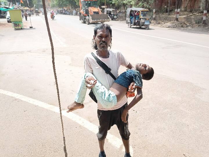 Chhattisgarh: बच्चे की मदद के लिए पिता बना भिखारी, DM से लेकर CM तक से लगा चुका है मदद की गुहार
