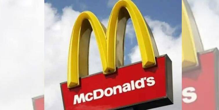 Russia Ukraine War McDonald's selling 850 stores in Russia due to humanitarian crisis caused by war Russia Ukraine War: পুতিনের যুদ্ধে মানবিক সঙ্কট, রাশিয়া ছাড়ার সিদ্ধান্ত ম্যাকডোনাল্ড’সের