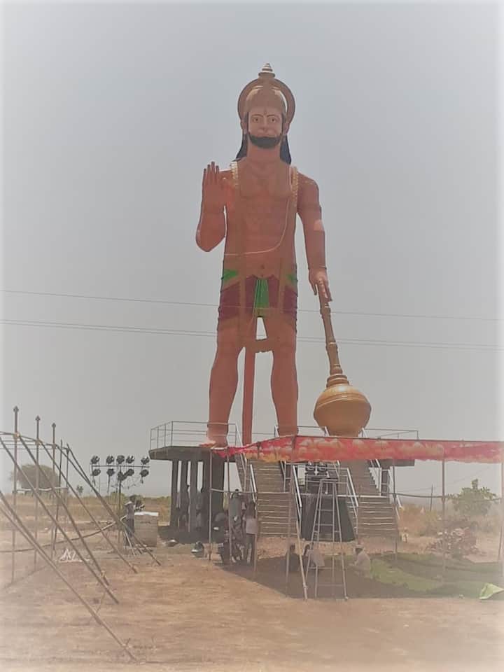 बीडच्या अंबाजोगाई तालुक्यातील डोंगर पिंपळा या ठिकाणी हनुमानाची भव्य मूर्ती उभारण्यात आली आहे.
