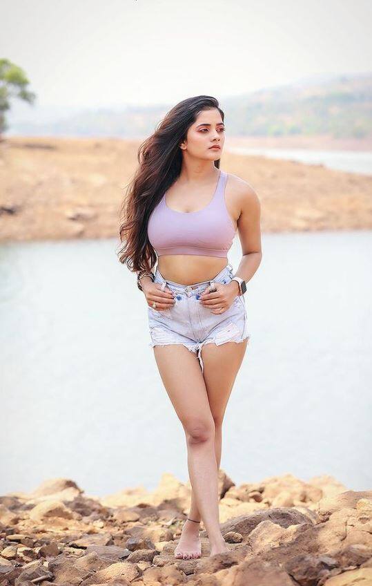 भाग्यश्रीचा मराठी सिनेमा क्षेत्रातला पदार्पणाचा सिनेमा ' शोधू कुठे' हा होता.