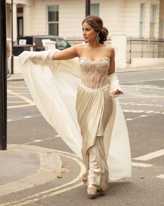 In Pics: लंदन की सड़कों पर अपनी अदाएं बिखेरती दिखीं हिना खान, अप्सरा बन बहका रही हैं फिजाएं