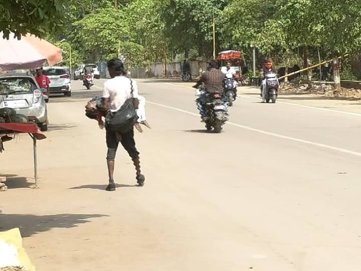 Chhattisgarh: बच्चे की मदद के लिए पिता बना भिखारी, DM से लेकर CM तक से लगा चुका है मदद की गुहार