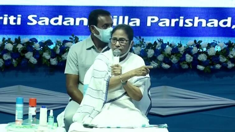 Mamata Banerjee warns nursing homes and private hospitals of revoking license if the deny accepting Swasthya Sathi card Mamata Banerjee: স্বাস্থ্যসাথী কার্ড নিতেই হবে, অন্যথায় বাতিল লাইসেন্স, হাসপাতাল-নার্সিংহোমকে ফের হুঁশিয়ারি মমতার