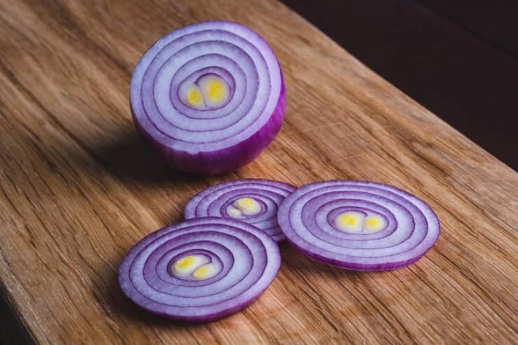 Beauty Tips: beauty benefits of rubbing onion on skin to get glowing skin Beauty Tips: कच्चे प्याज को स्किन पर रब करने से मिलते हैं कई फायदें, आइए जानें किन रोगों को यह करता है दूर