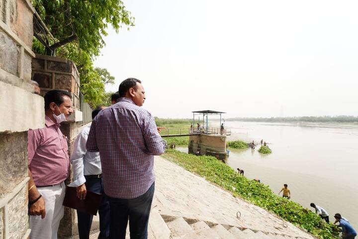 हरियाणा दो नहरों - सीएलसी और डीएसबी - और यमुना के माध्यम से दिल्ली को एक दिन में कुल 610 मिलियन गैलन (एमजीडी) पानी की आपूर्ति करता है. सीएलसी और डीएसबी को मुनक नहर और भाखड़ा ब्यास प्रबंधन बोर्ड के माध्यम से हथिनी कुंड से पानी की आपूर्ति की जाती है. इसके अलावा, दिल्ली को ऊपरी गंगा नहर के माध्यम से उत्तर प्रदेश से 253 एमजीडी पानी प्राप्त होता है और 90 एमजीडी पूरी दिल्ली में स्थापित कुओं और नलकूपों से प्राप्त होता है.