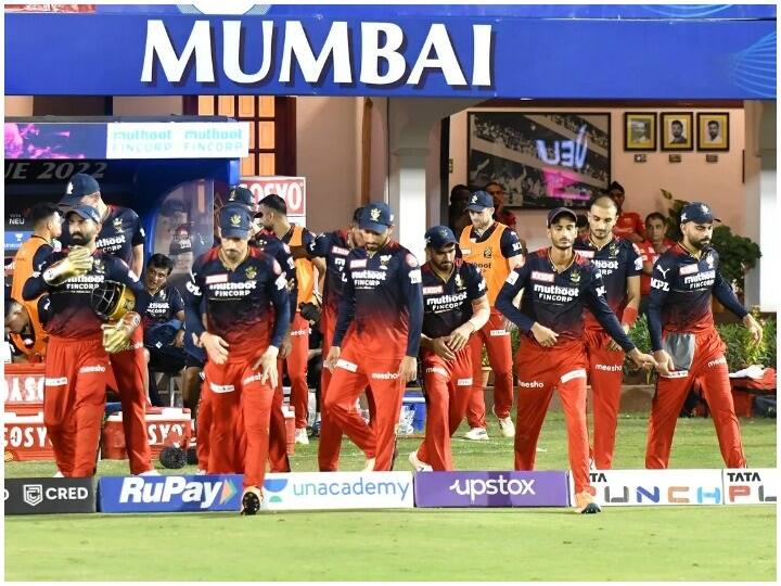 Royal Challengers Bangalore RCB reach playoff in IPL 2022 Mumbai Indians beat Delhi Capitals Mumbai की जीत पर टिका है RCB का भविष्य, आखिरी लीग मैच जीतने पर भी नहीं मिलेगी टॉप 4 में जगह