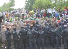 In Pics: पंजाब सरकार के खिलाफ चंडीगढ़-मोहाली बॉर्डर पर धरने पर बैठे किसान, गैस सिलेंडर-कूलर साथ लाए