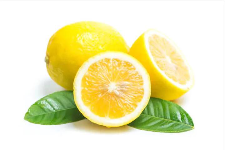 लिंबाचा रस केसांच्या त्वचेला (स्काल्पला) लावल्यानं कोंड्याची समस्या दूर होते. लक्षात ठेवा की, लिंबू थेट केसांना लावू नका. ऑलिव्ह तेल, जोजोबा तेल, खोबरेल तेल इत्यादी लिंबाच्या रसात एकत्र करा आणि लावा. (Photo - Freepik)