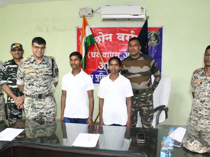Dantewada Bounty Naxalite Hurra Kunjam and Budhri Madvi surrendered were involved in killing of 42 soldiers ANN Dantewada News: इनामी नक्सली दंपति ने किया सरेंडर, 42 जवानों की हत्या में था शामिल, किए कई बड़े खुलासे