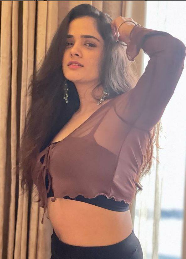 चिकाटी गडिलो चिथा कोटूडू या तेलगू सिनेमातून तिने दाक्षिणात्य इंडस्ट्रीमध्ये पदार्पण केलं. ती सोशल मीडियावर कमालीची अॅक्टिव्ह असते. तिचे लाखो फॉओअर्स आहेत. तिच्या फोटोंवर चाहत्यांच्या लाईक आणि कमेंट्सचा पाऊस असतो.
