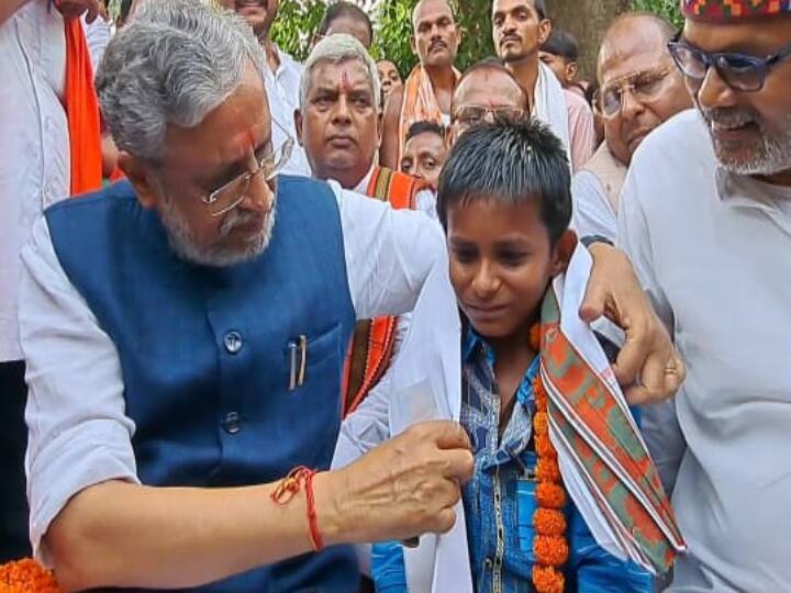 Rajya Sabha MP Sushil Modi meet Sonu in Nalanda on Tuesday ann सोनू से मिलने उसके घर पहुंचे राज्यसभा सांसद सुशील मोदी, दिया हर संभव मदद का भरोसा, 10वीं तक शिक्षा की ली जिम्मेदारी