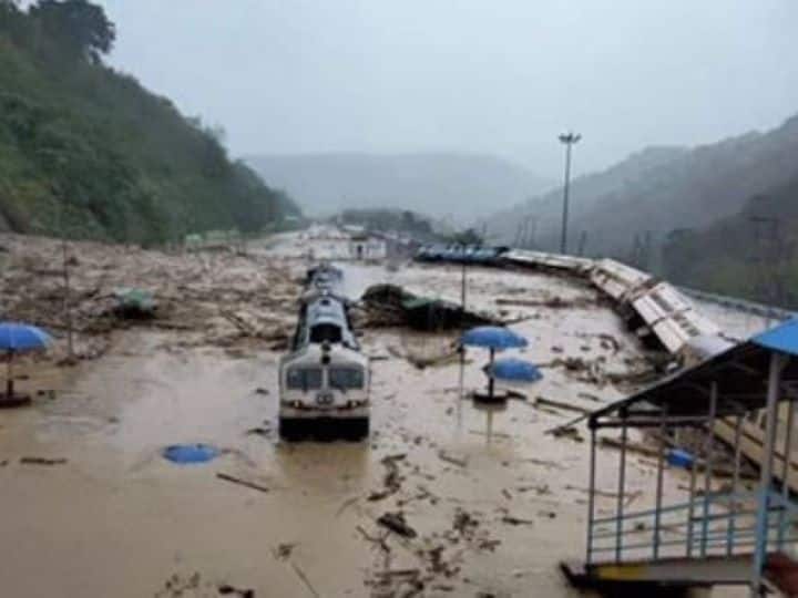 Assam Flood: असम में बाढ़ से हाहाकार, रेलवे ने ट्रेन में फंसे 2800 यात्रियों को बचाया