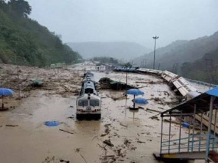 Railways Rescues 2800 Stranded Passengers from flood affected area in Assam Assam Flood: असम में बाढ़ से हाहाकार, रेलवे ने ट्रेन में फंसे 2800 यात्रियों को बचाया