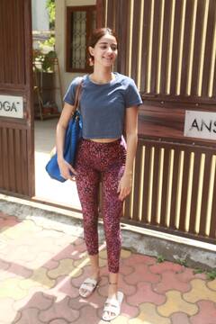 Spotted: सोती आँखों में घर से बहार निकलीं Soha Ali Khan और Ananya Panday, बिन मेकअप कैसा लगा आपको इनका लुक?