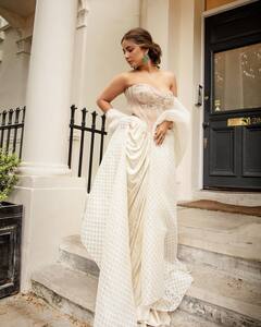 In Pics: लंदन की सड़कों पर अपनी अदाएं बिखेरती दिखीं हिना खान, अप्सरा बन बहका रही हैं फिजाएं