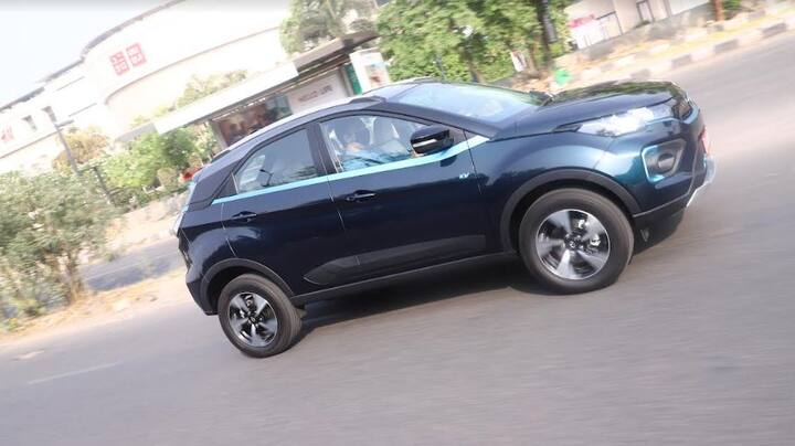 কোম্পানি দাবি করে এতে 437km এর ARAI রেঞ্জ রয়েছে।  স্ট্যান্ডার্ড Nexon EV আপনাকে বাস্তবে 200km প্লাস রেঞ্জ দেয়। সেখানে Nexon EV Max প্রায় 300km-এর রেঞ্জ দিতে সক্ষম।